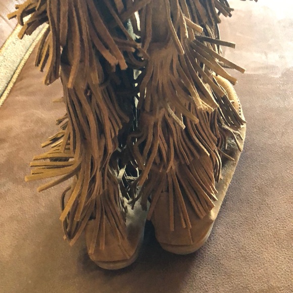 Minnetonka 5 Layer Fringe Dusty Brown Boots - Picture 6 of 7